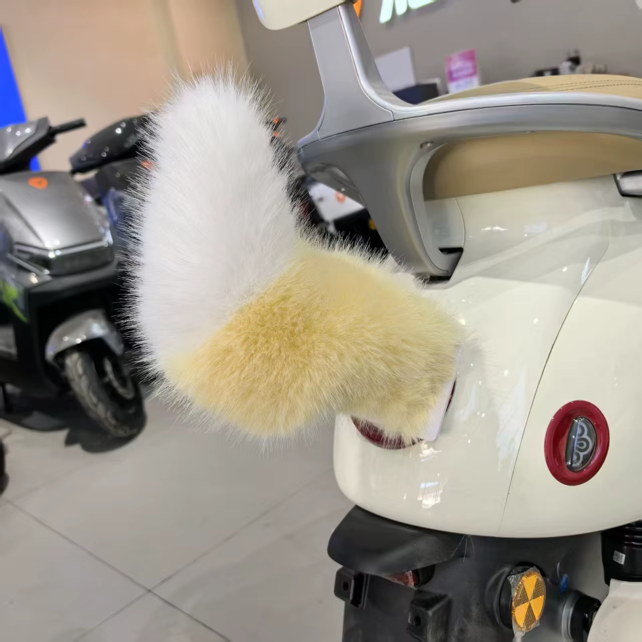 Işıklı Sesli Uzaktan Kumandalı  Hareketli Küçük Kuyruk Süsü Elektrikli Scooter, Araç Arkası Dış Aparatı